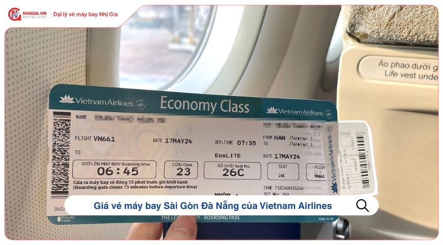 Nữ hành khách vui vẻ tại sân bay Đà Nẵng