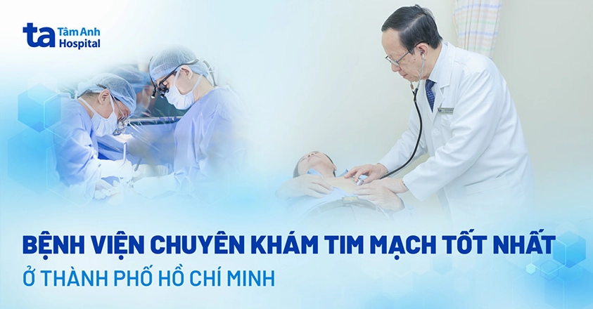 Đội ngũ y bác sĩ đang thăm khám tim mạch