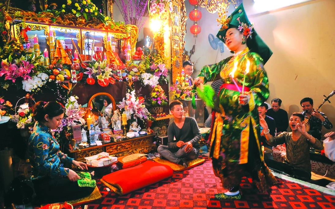 Ông đồng trong trang phục lộng lẫy thực hiện nghi lễ hầu đồng.
