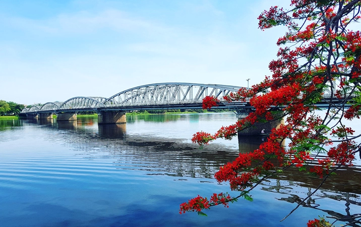 Sông Hương Ở Đâu? Khám Phá Vẻ Đẹp Sông Nước Cố Đô Huế Sông Hương chảy qua thành phố Huế