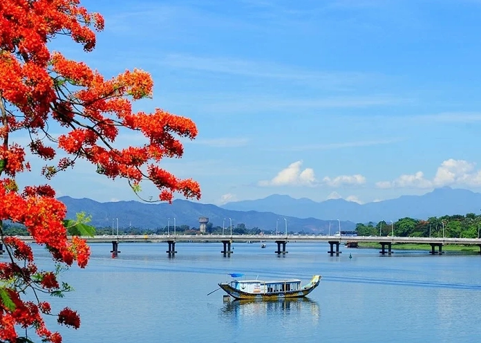 Sông Hương Ở Đâu? Khám Phá Vẻ Đẹp Sông Nước Cố Đô Huế Sông Hương thơ mộng nhìn từ xa