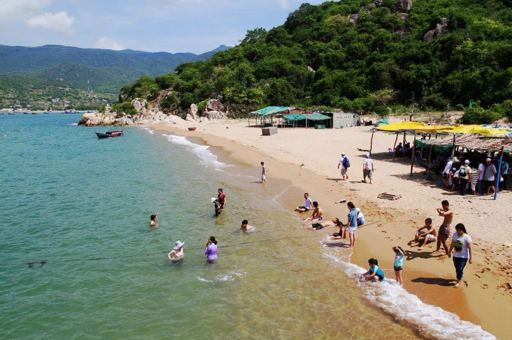Bãi Biển Ninh Chữ: Thiên Đường Biển Xanh, Cát Trắng Ninh Thuận Toàn cảnh bãi biển Ninh Chữ với bờ cát trắng và biển xanh