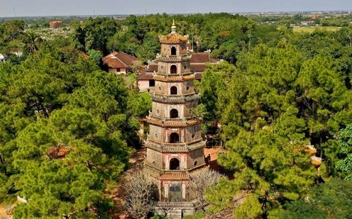 Toàn cảnh chùa Thiên Mụ Huế nhìn từ xa