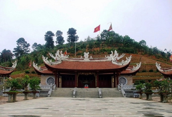Toàn cảnh Đền Mẫu Âu Cơ nhìn từ xa