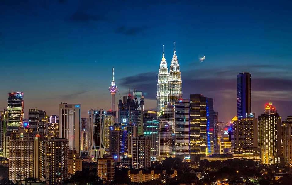 Kuala Lumpur ở đâu? Khám phá Thủ đô Hiện đại của Malaysia Toàn cảnh Kuala Lumpur về đêm