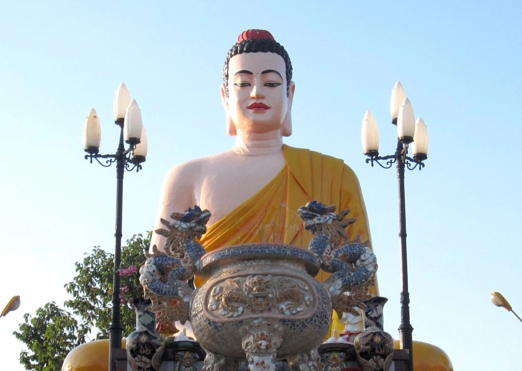 Tượng Phật Cô Đơn trong một không gian tâm linh