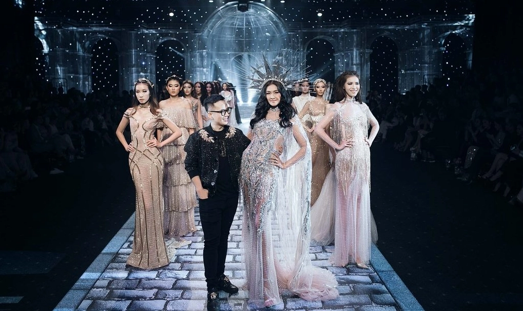 Vedette trình diễn trên sàn catwalk