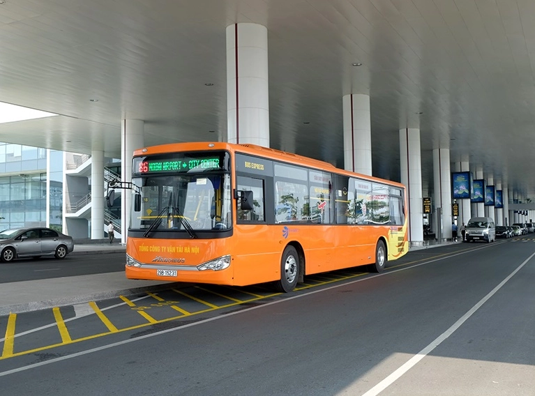 Xe bus di chuyển tới sân bay Nội Bài