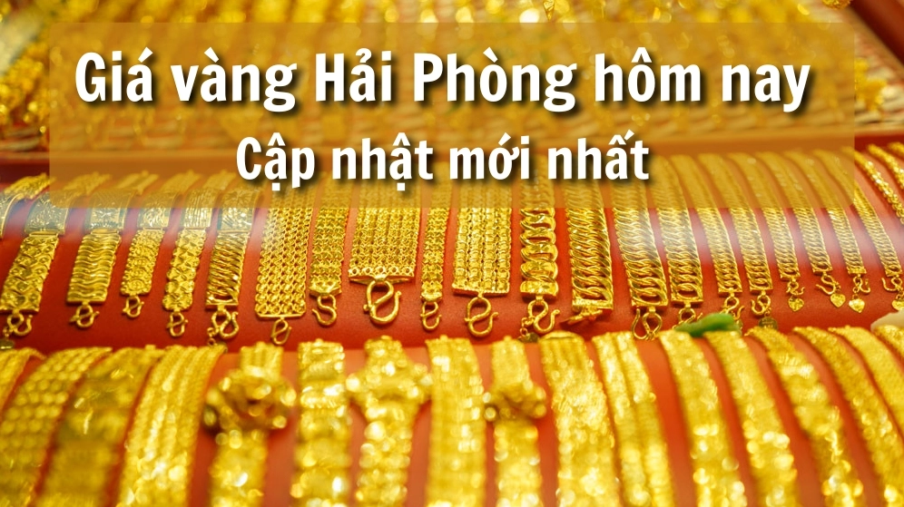 Ảnh minh họa người dân xem giá vàng tại cửa hàng ở Hải Phòng