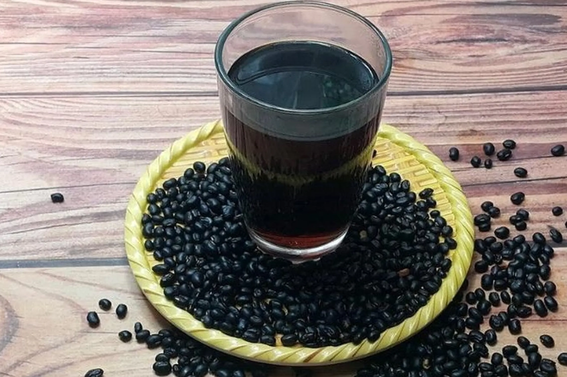 Bát đậu đen và ly nước đậu đen
