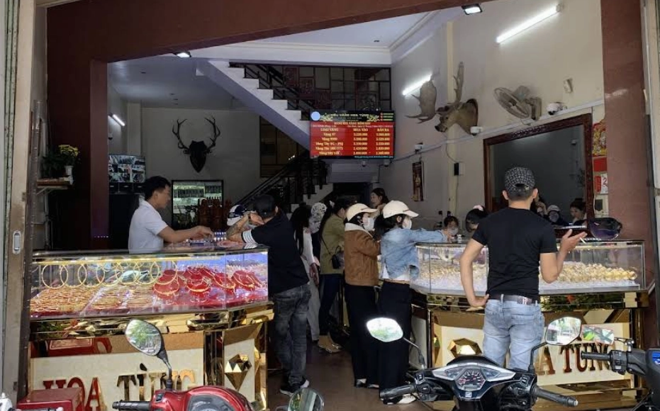 Biểu đồ so sánh giá vàng và USD