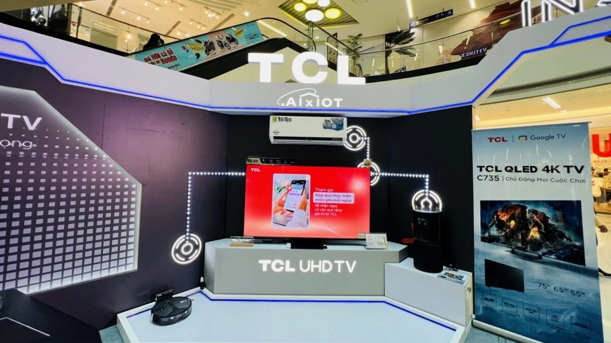 Cận cảnh màn hình tivi TCL với màu sắc sống động