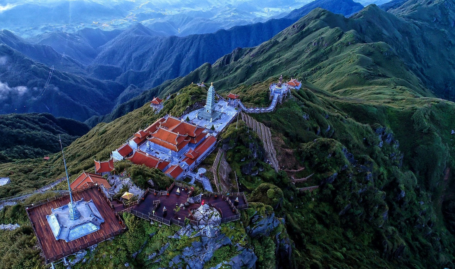 Cảnh mây vờn trên đỉnh núi Hoàng Liên Sơn