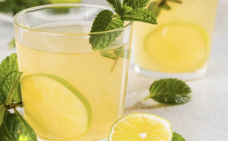 Chanh tươi và các lát chanh