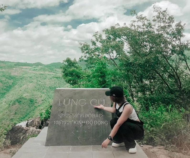 Cờ Tổ quốc tung bay tại Lũng Cú