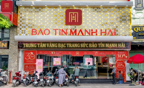 Cửa hàng Bảo Tín Mạnh Hải trưng bày sản phẩm vàng
