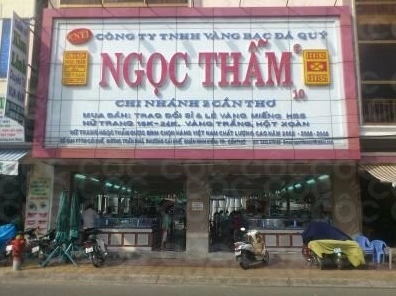 Cửa hàng Vàng Ngọc Thẩm Cần Thơ trưng bày sản phẩm