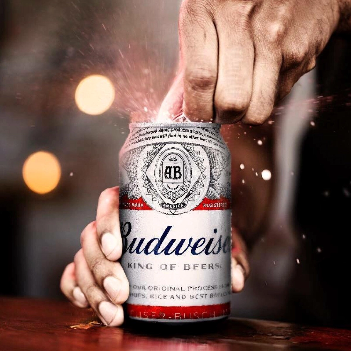 Ly bia Budweiser ướp lạnh