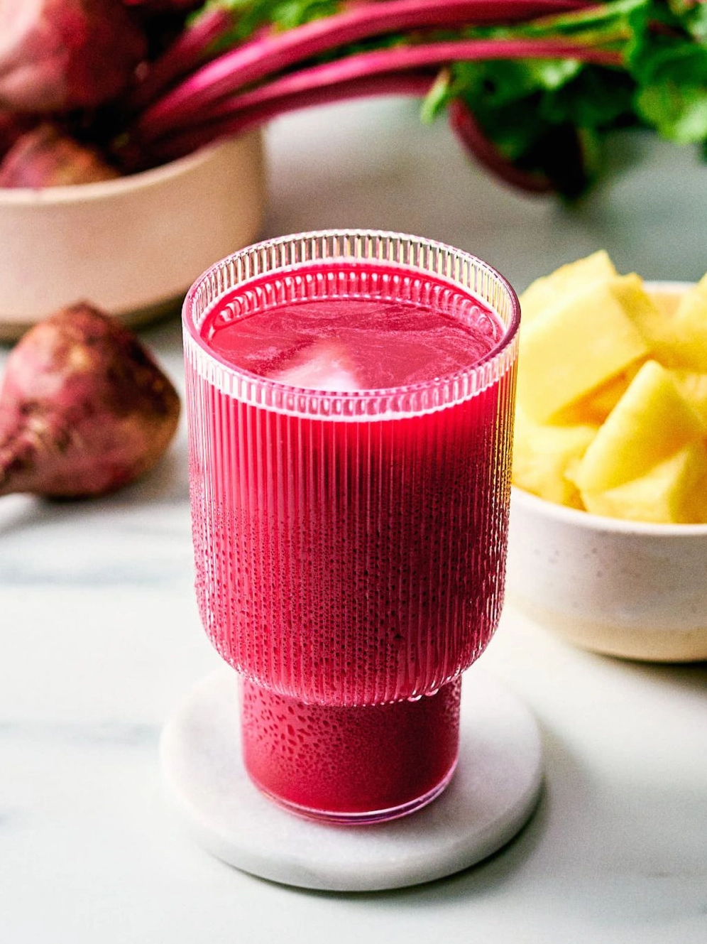 Ly nước ép củ dền với các loại thảo mộc