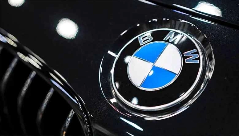 Một chiếc BMW cổ điển đang vận hành trên đường