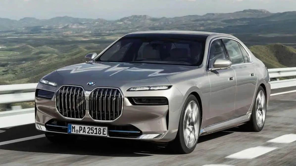 Một chiếc BMW Series 5 đang lướt trên đường cao tốc