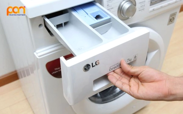 Ngăn chứa nước giặt trên máy giặt cửa đứng