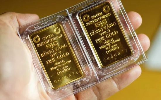 Vàng SJC Bảo Tín Minh Châu: Giá, Mua Bán & Cập Nhật 2026 Người dân giao dịch vàng tại cửa hàng