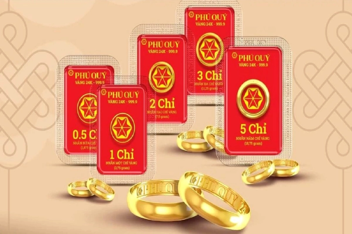 Người dân mua bán vàng nhẫn tại cửa hàng