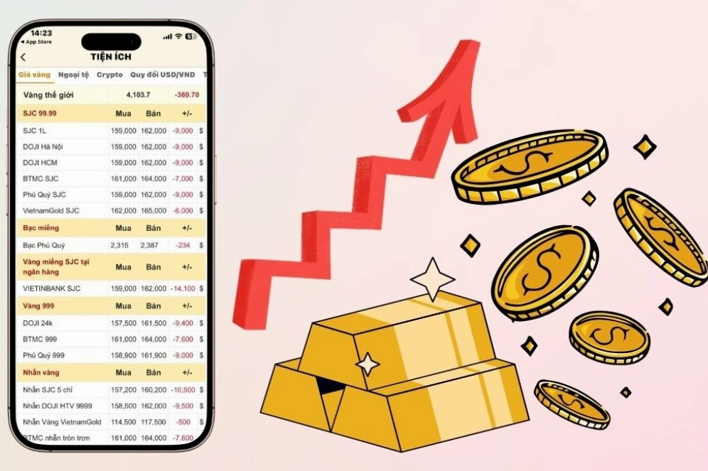 Người dân xem giá vàng tại cửa hàng ở Ninh Thuận