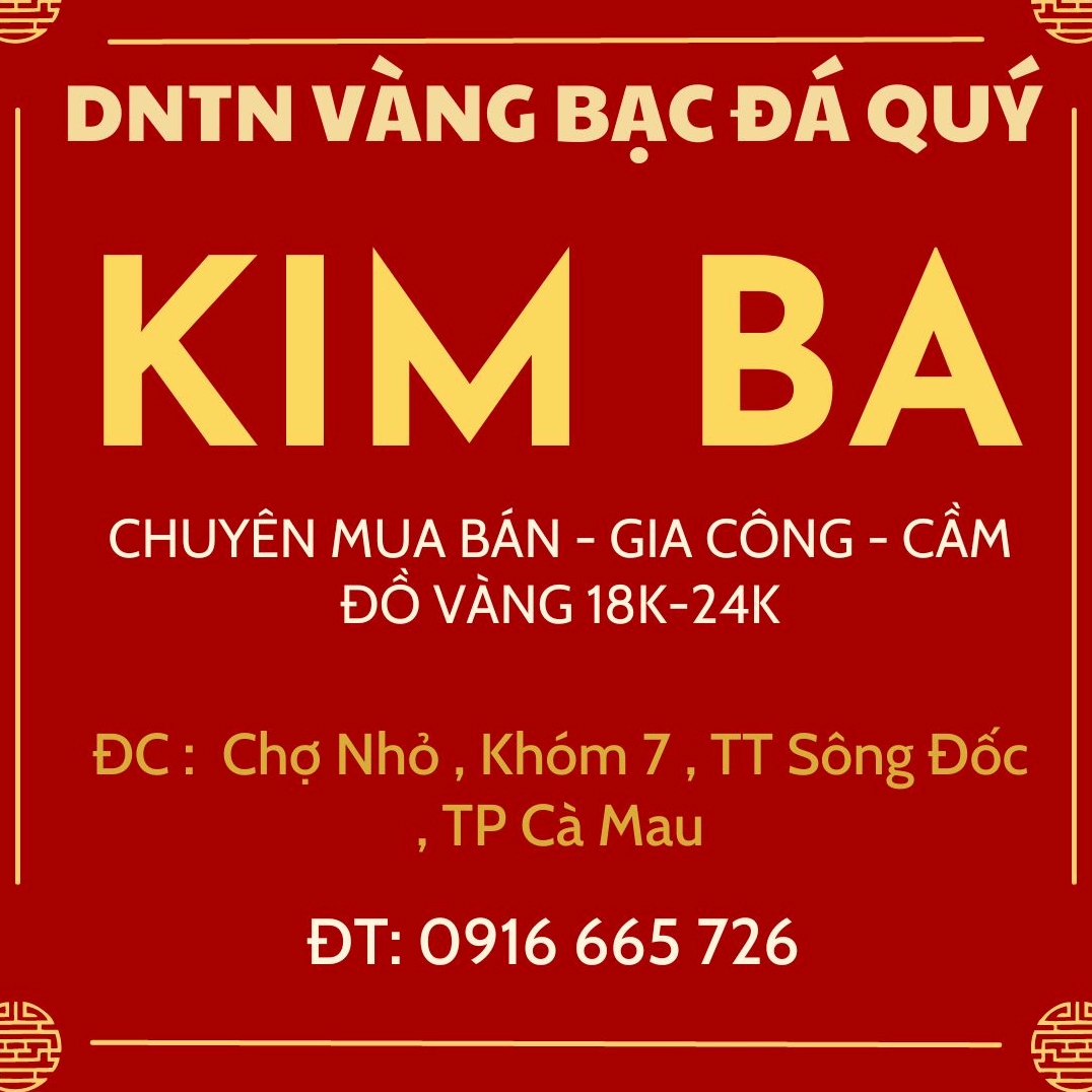 Người dân xem giá vàng tại tiệm vàng