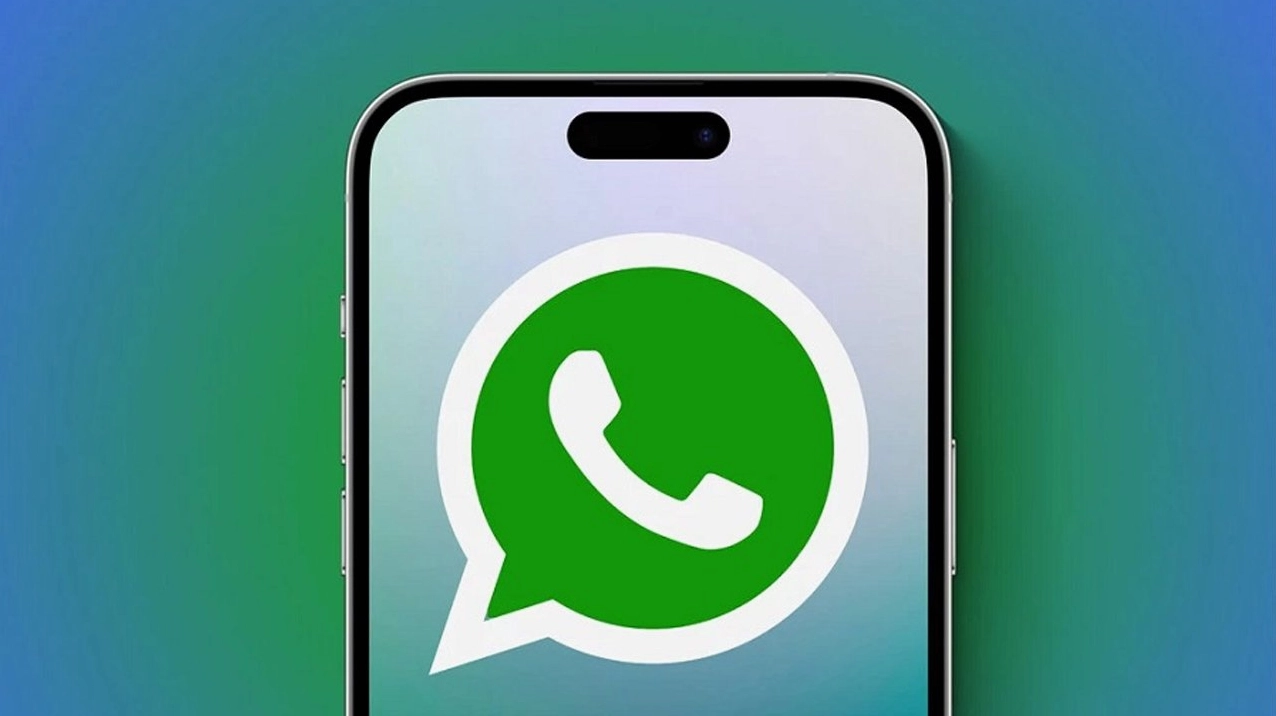 WhatsApp của nước nào? Lịch sử và sự phát triển đột phá Người dùng sử dụng WhatsApp trên điện thoại