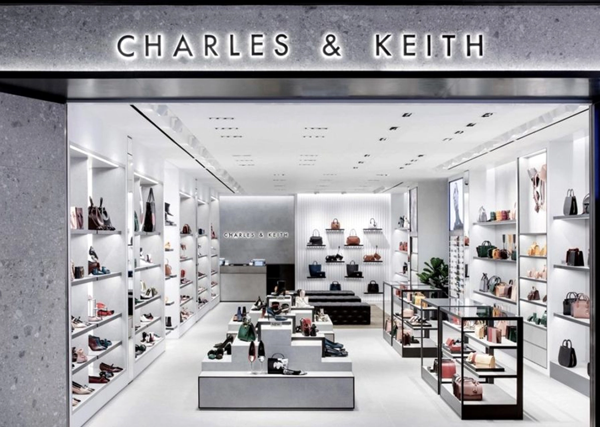 Người mẫu sử dụng phụ kiện Charles & Keith