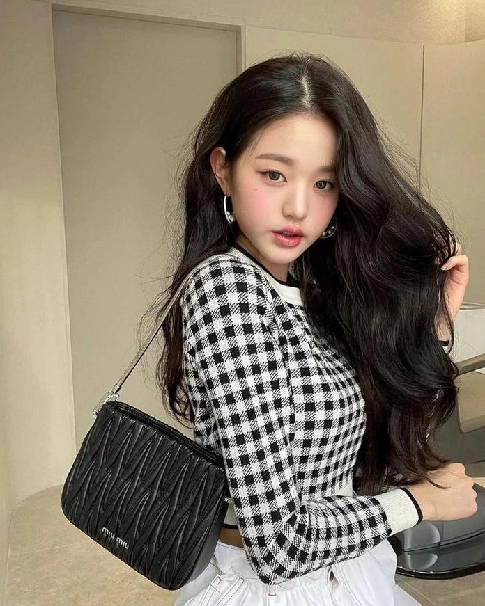 Người mẫu trình diễn trang phục Miu Miu trên sàn diễn