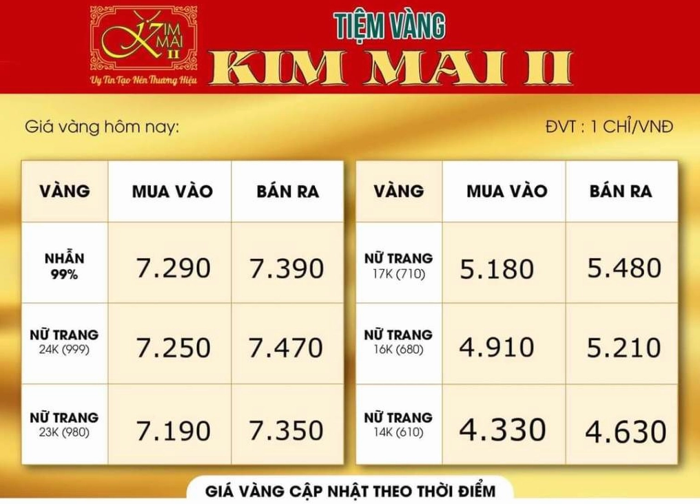 Người phụ nữ đeo trang sức vàng 16K