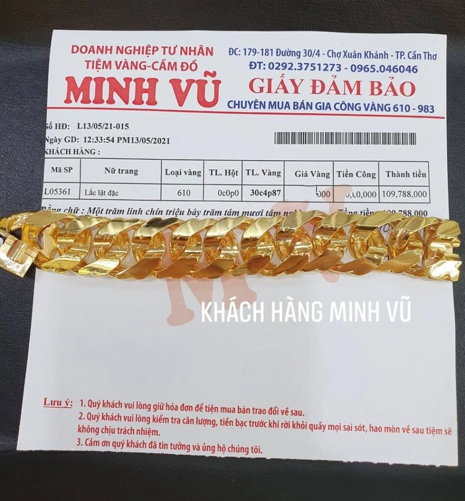 Giá vàng 24k hôm nay tại Cần Thơ: Dự báo 2026 Người phụ nữ xem vàng tại tiệm vàng