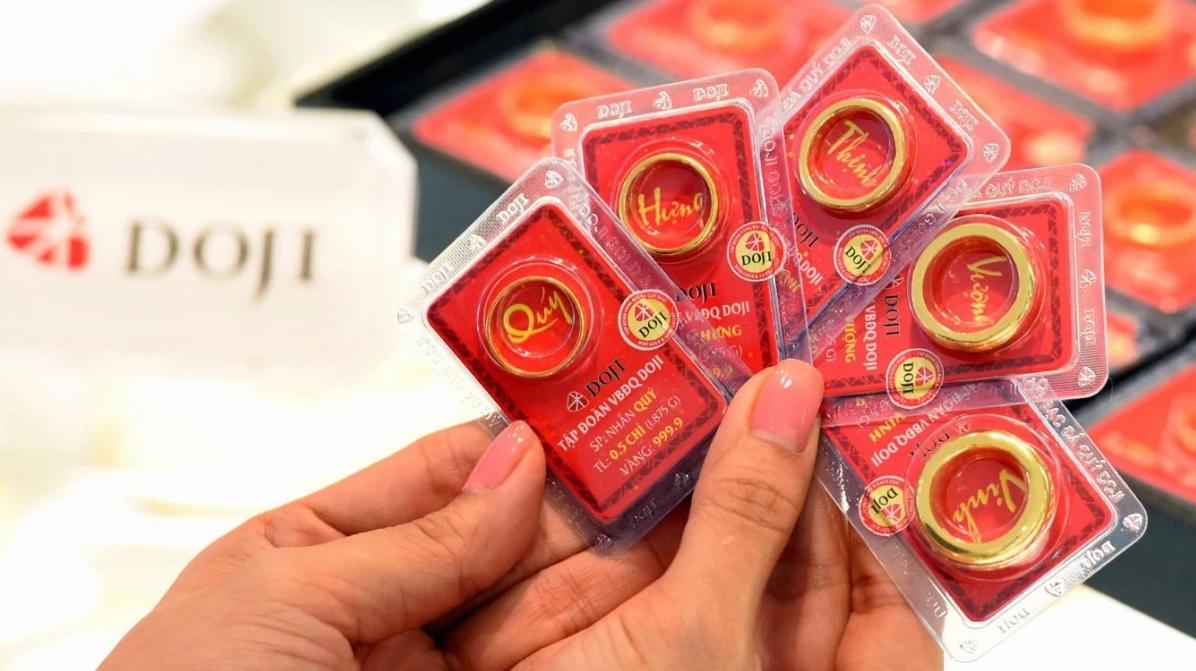 Nhà đầu tư theo dõi biểu đồ giá vàng
