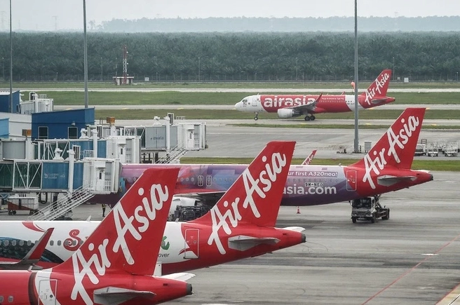 Nhân viên AirAsia phục vụ hành khách