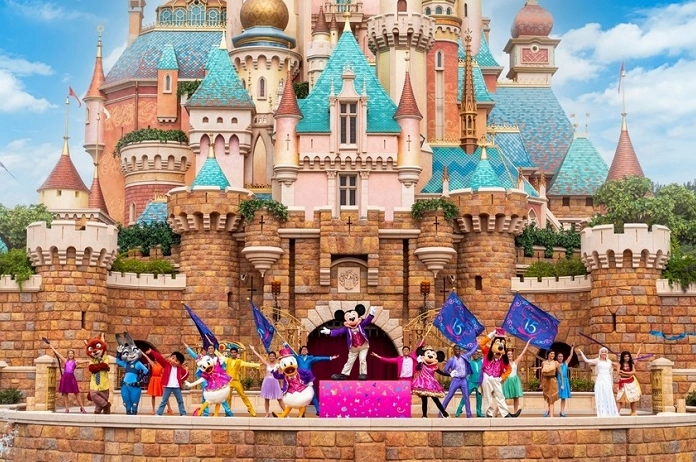 Pháo hoa rực rỡ trên bầu trời Disneyland