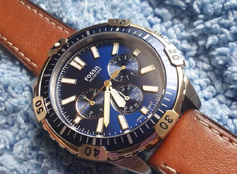 Phối đồng hồ Fossil với trang phục hàng ngày