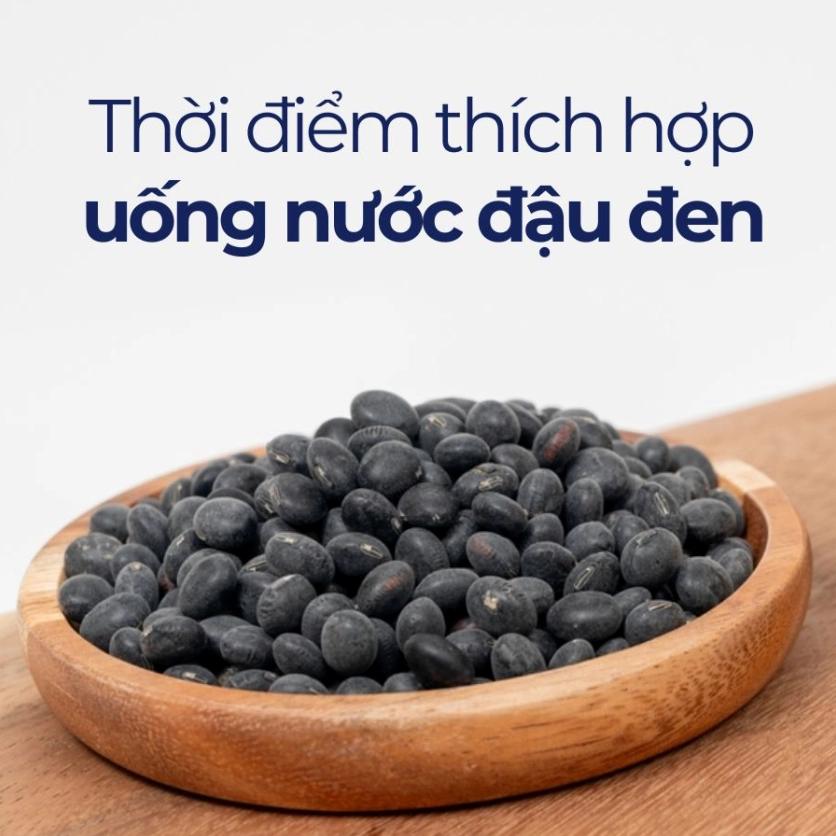 Phụ nữ uống nước đậu đen vào buổi sáng