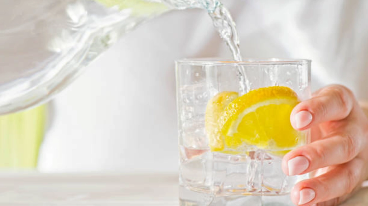 Quả chanh tươi và các giọt nước