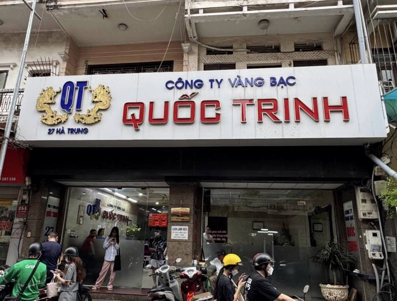 Tập thể nhân viên Tiệm Vàng Quốc Trinh Hà Trung