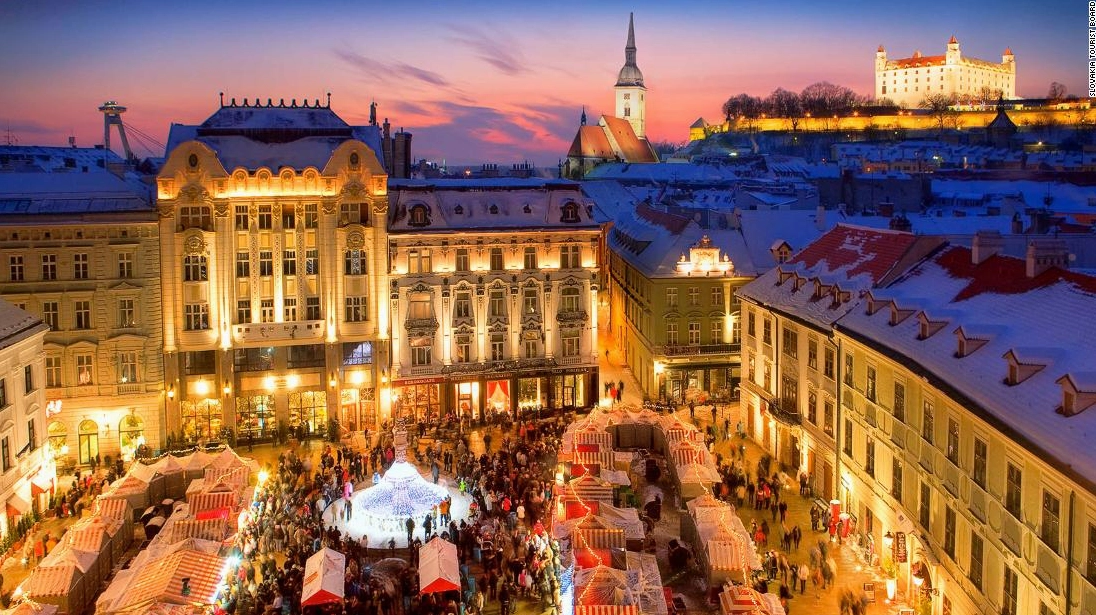 Thủ đô Bratislava nhìn từ trên cao với sông Danube