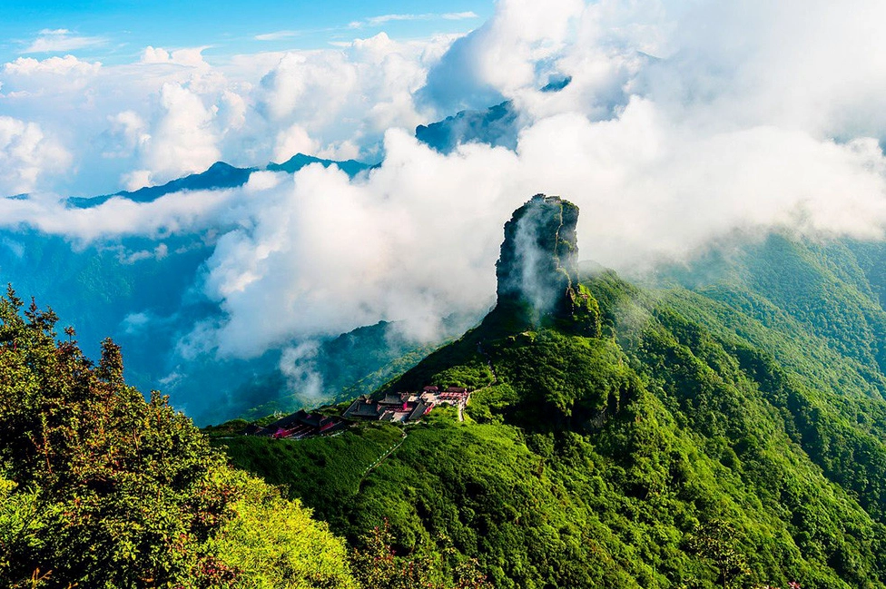 Toàn cảnh thung lũng và núi non Hoàng Liên Sơn