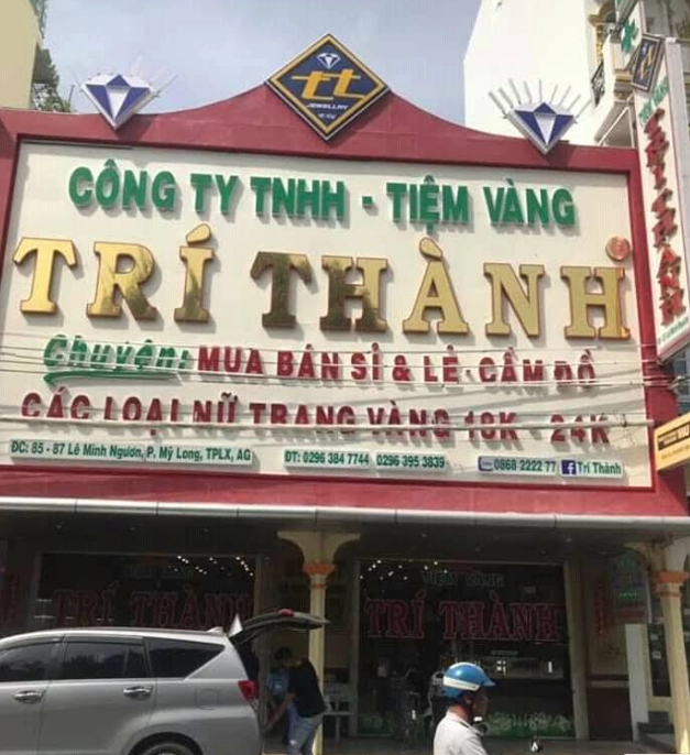 Trang sức vàng lấp lánh tại Tiệm Vàng Trí Thành