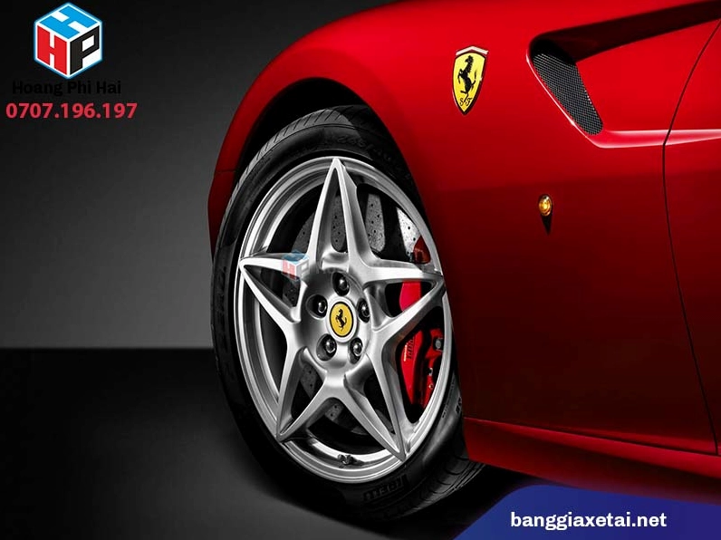 Xe Ferrari màu đỏ đang chạy trên đường đua