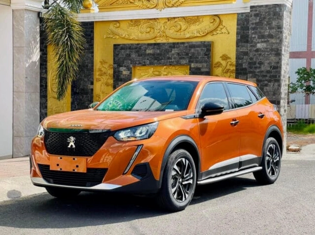 Xe Peugeot hiện đại trên đường phố